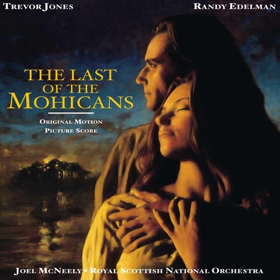 De hoes van 'The Last of the Mohicans' filmmuziek. Een illustratie van een man en vrouw die elkaar omhelzen met op de achtergrond een weerspiegeling in het water.