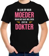 Ik lijk op mijn moeder maar dat gaat wel over zegt de dokter cadeau t-shirt zwart voor kinderen - unisex - jongens / meisjes XS (110-116)