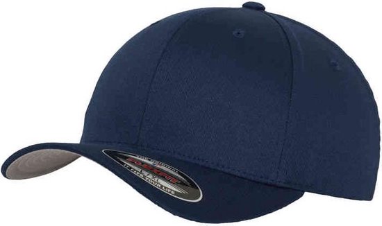 Donkerblauwe Flexfit pet met platte klep.