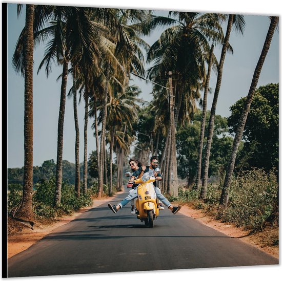 Dibond –Gele Scooter tussen Palmbomen-100x100 Foto op Aluminium (met ophang)