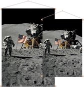 Astronaut salutes beside U.S. flag (maanlanding) - Foto op Textielposter - 90 x 135 cm