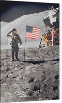 Astronaut gives salute beside U.S. flag (maanlanding) - Foto op Canvas - 60 x 90 cm