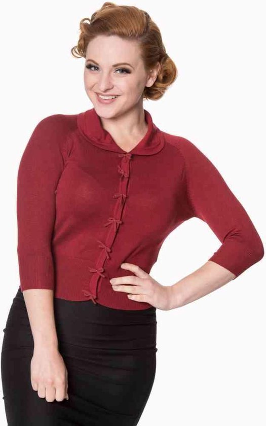 Femme joyeuse portant un cardigan bordeaux avec manches 3/4, col et petits nœuds.