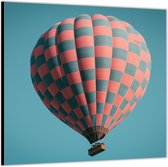 Dibond –Rood Zwart Geblokte Luchtballon– 50x50 Foto op Aluminium (Wanddecoratie van metaal)
