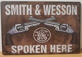 Smith and Wesson revolvers spoken here Reclamebord van metaal METALEN-WANDBORD - MUURPLAAT - VINTAGE - RETRO - HORECA- BORD-WANDDECORATIE -TEKSTBORD - DECORATIEBORD - RECLAMEPLAAT - WANDPLAAT