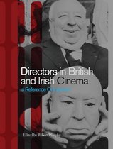 Couverture de livre avec Alfred Hitchcock en noir et blanc et le titre 'Directors in British and Irish Cinema'.