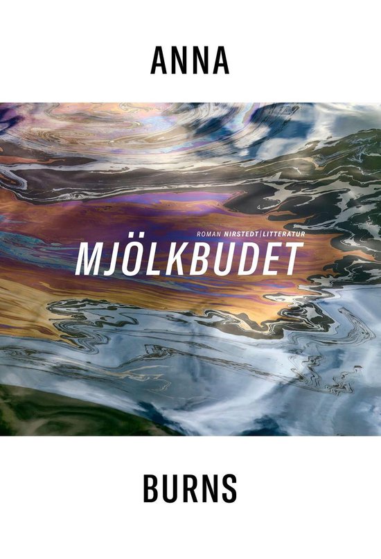 Couverture de livre avec le titre "Mjölkbudet" et "ANNA BURNS" sur un fond de liquide irisé flottant sur l'eau.