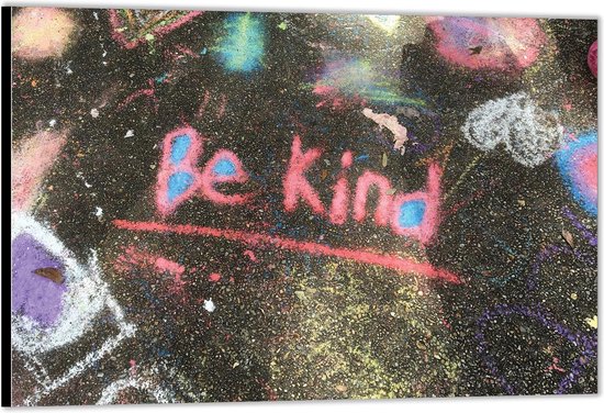 Dibond –Stoep onder Gekleurd met Stoepkrijt met tekst ''Be Kind''– 120x80 Foto op Aluminium (Met Ophang)