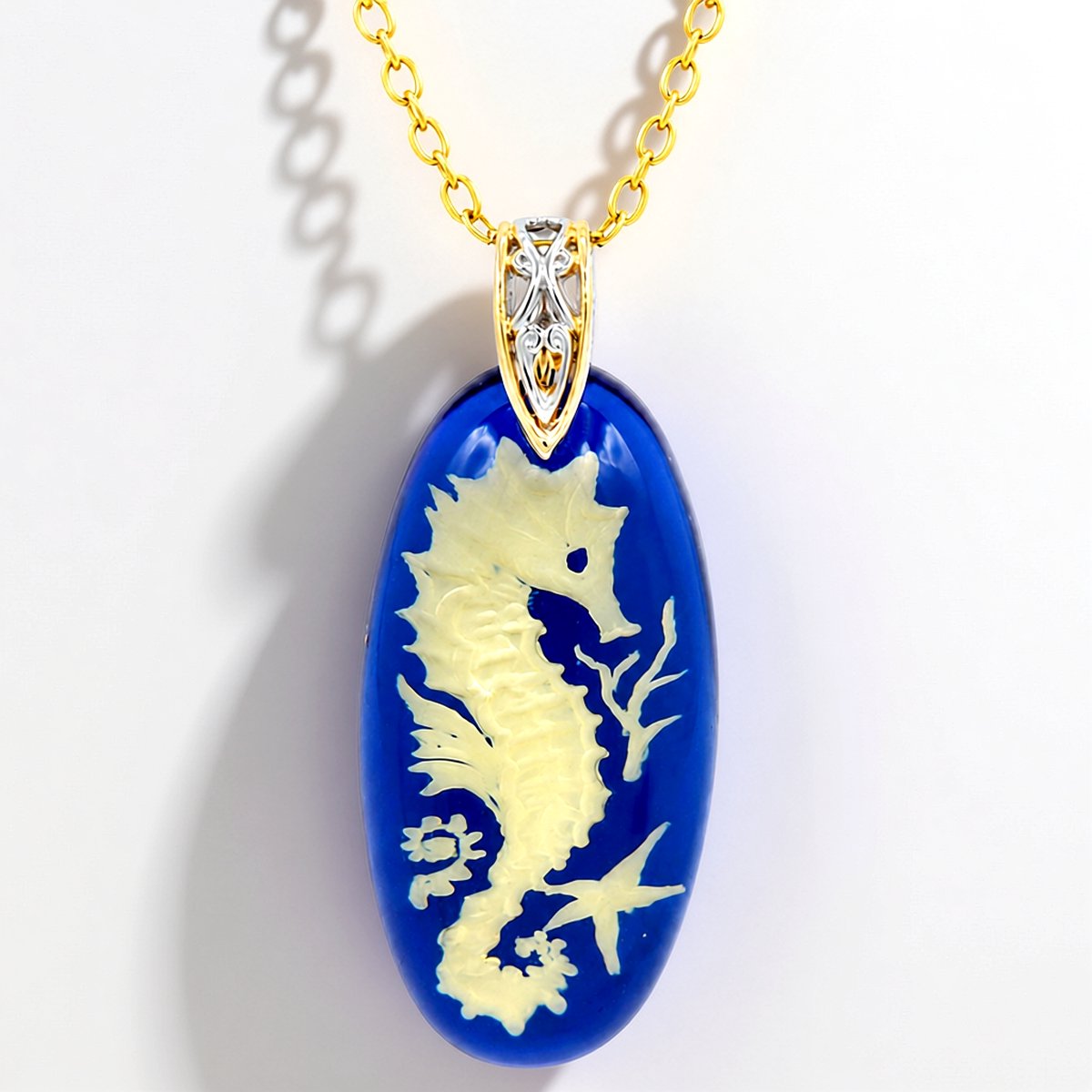 Cavill - Zilveren ketting met ovale blauwe barnsteen cabochon 10,845 ct - 925 sterlingzilver verguld - Filigraan zeepaardje - Verstelbaar elegant