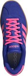 Bovenaanzicht van een blauwe Adidas sneaker met roze veters, roze strepen en een bruine zool.