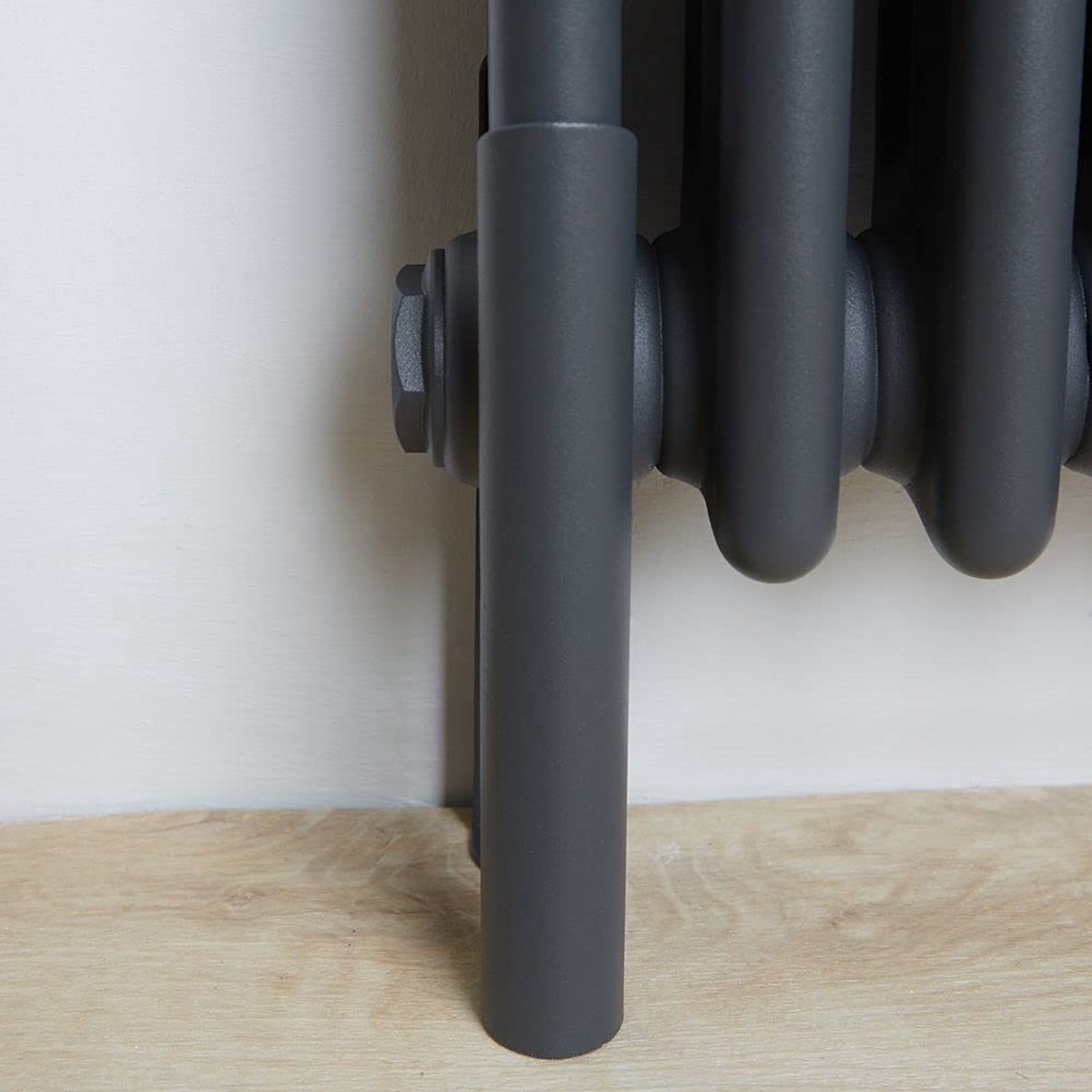 SnelShoppen - Vrijstaande Zwarte 3 Kolom Traditionele Radiator voor Centrale Verwarming en Elektrisch Gebruik - Stijlvol en Efficiënt voor Elk Huis