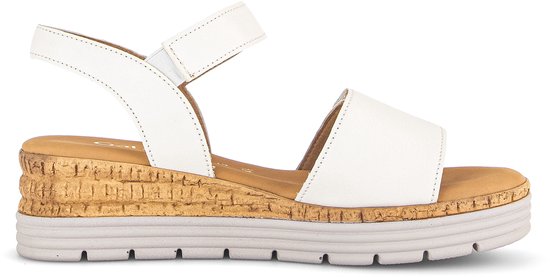 Witte open sandalen met kurk-look zool, gespdetails en klittenbandsluiting.