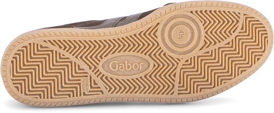Zool van een bruine suède sneaker met Gabor logo en visgraatpatroon.