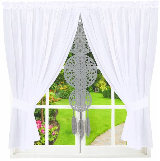 Witte vitragegordijnen voor een raam met een decoratieve grijze droomvanger in het midden.