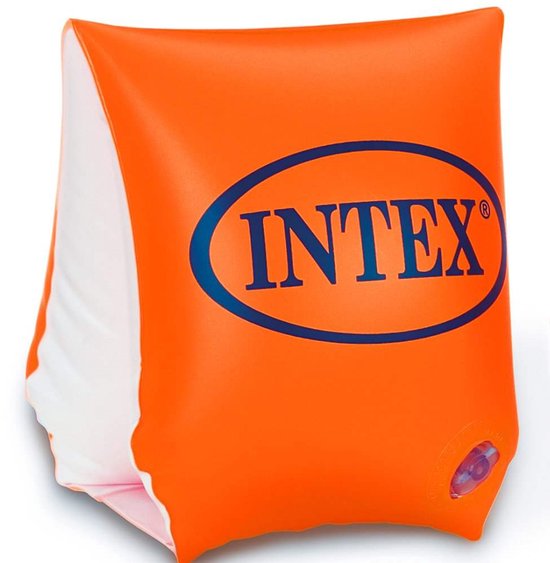 Oranje Intex zwembandjes met blauwe opdruk.
