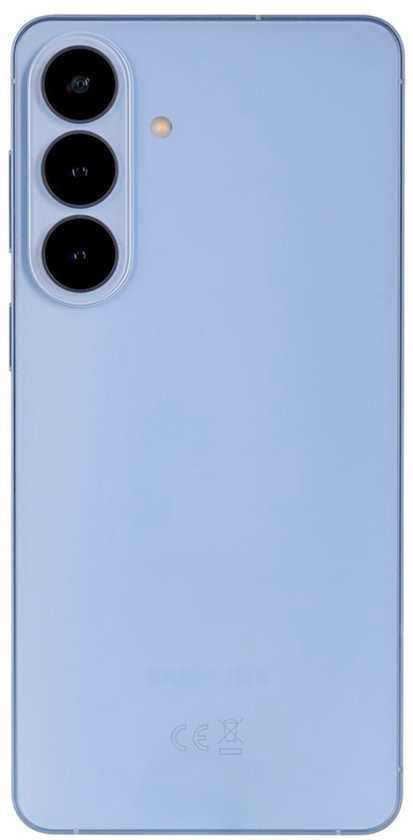Achterkant van een Samsung Galaxy S26 in hemelsblauw met drie camera's.