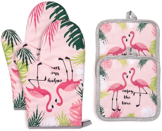 Set van twee roze ovenwanten en twee pannenlappen met tropische bladeren en flamingo's. 'Enjoy the time' opdruk.