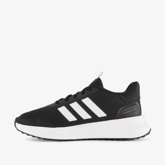 Zwarte Adidas sneaker met witte strepen en witte zool, van de zijkant.