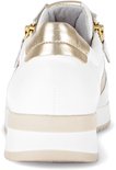 Achterkant van witte Gabor sneaker met gouden hielkap en beige zool.