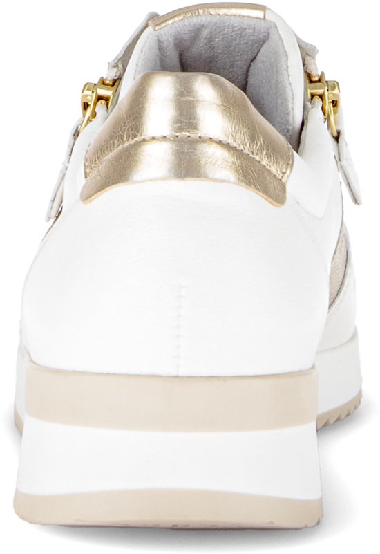 Achterkant van witte Gabor sneaker met gouden hielkap en beige zool.