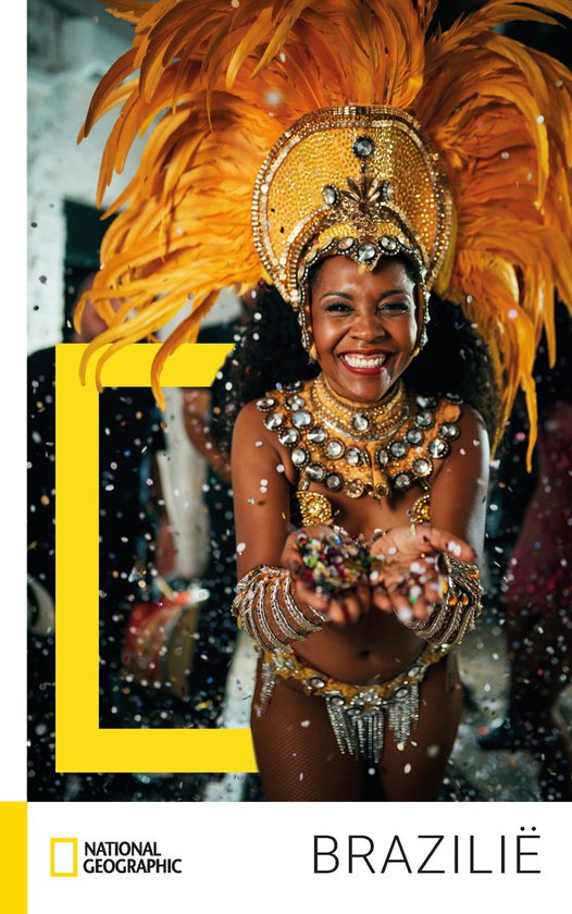 Lachende vrouw in een Braziliaans carnaval kostuum met oranje veren en juwelen, confetti valt.
