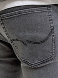 Detail van de achterzak van een grijze jeans.