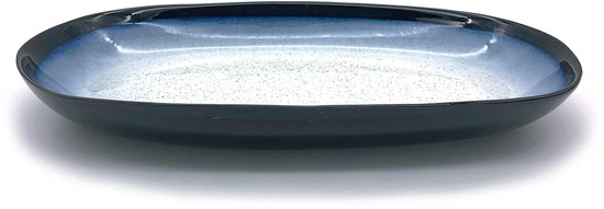 Ovaal, zwart met blauw reactive glazuur en subtiele witte spikkels.
