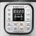 Bedieningspaneel van een Instant Pot Duo Mini met digitale tijdsaanduiding en diverse kookfuncties.