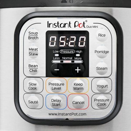 Bedieningspaneel van een Instant Pot Duo Mini met digitale tijdsaanduiding en diverse kookfuncties.