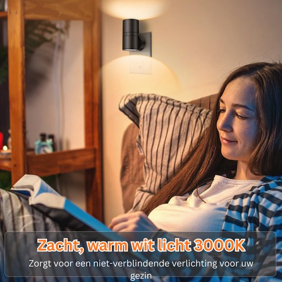 Vrouw leest boek bij zacht, warm wit licht (3000K) van een zwarte stekkerlamp.