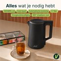 Zwarte waterkoker naast een glas thee en een doosje theezakjes. 100% BPA-vrij, cool-touch, 1,7 liter.