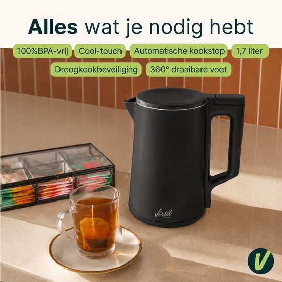 Zwarte waterkoker naast een glas thee en een doosje theezakjes. 100% BPA-vrij, cool-touch, 1,7 liter.