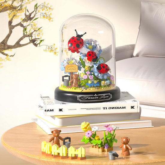 Micro mini blokjes met lieveheersbeestjes, bloemen en teddyberen, met textuur van de omgeving.