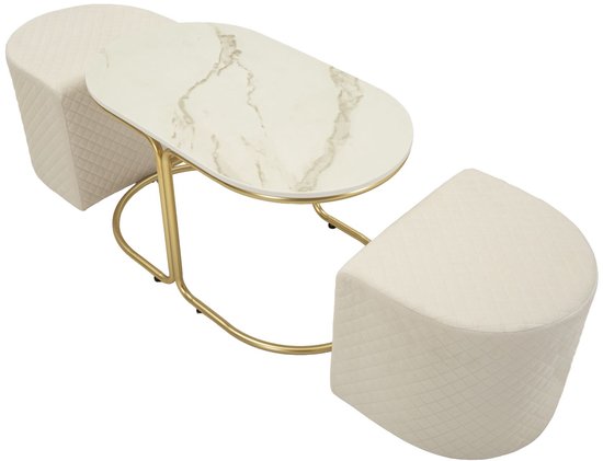 Ovale salontafel met marmerlook blad en gouden frame, met twee crèmekleurige, gewatteerde poefs eronder geschoven.