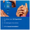 Hand druppelt serum op andere hand, met tekst 'À utiliser seul (2-3 gouttes) ou À mélanger à ta crème Effet boost immédiat!'.
