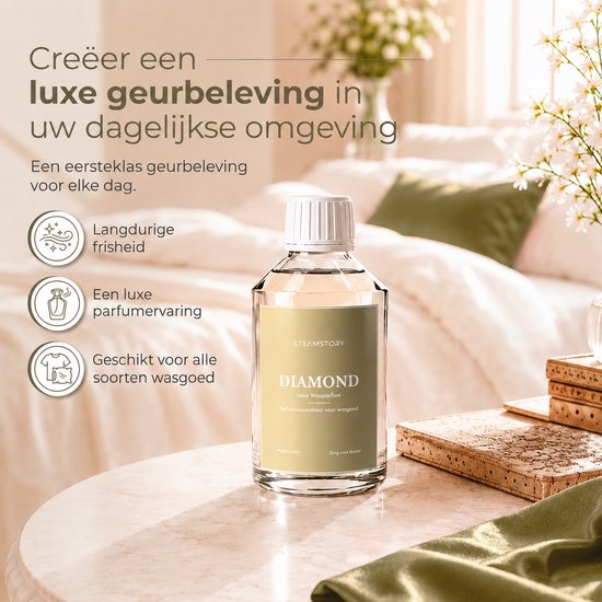 Fles SteamStory "DIAMOND" wasparfum op een marmeren tafel in een slaapkamer, met tekst "Creëer een luxe geurbeleving".