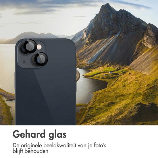 Zwarte camera lensbeschermers op een donkerblauwe iPhone, met een dramatisch berglandschap op de achtergrond.