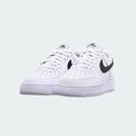 Zijaanzicht van witte Nike Air Force 1 sneakers met zwarte swoosh en veters.