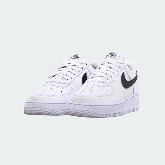 Zijaanzicht van witte Nike Air Force 1 sneakers met zwarte swoosh en veters.