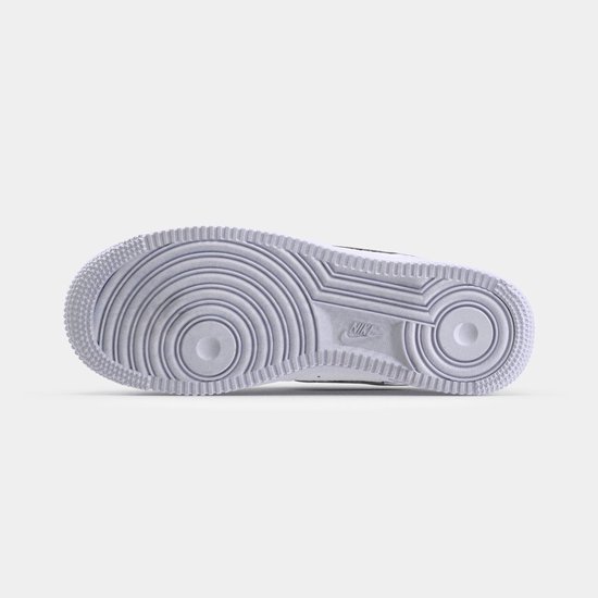Zool van een witte Nike Air Force 1 sneaker met cirkelvormig profiel.