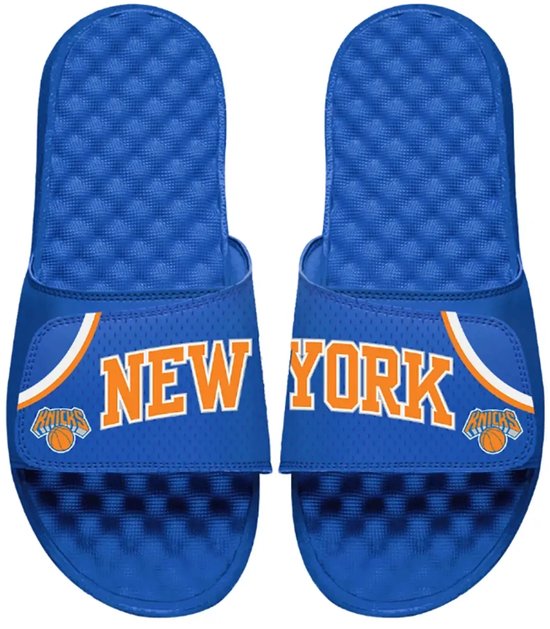 Blauwe New York Knicks slippers met oranje 'NEW YORK' tekst en teamlogo op de band met textuur.