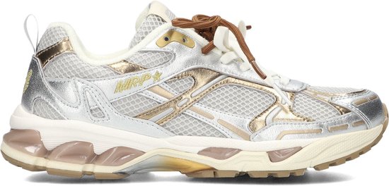 Zilveren sneaker met gouden accenten, witte veter en beige zool.