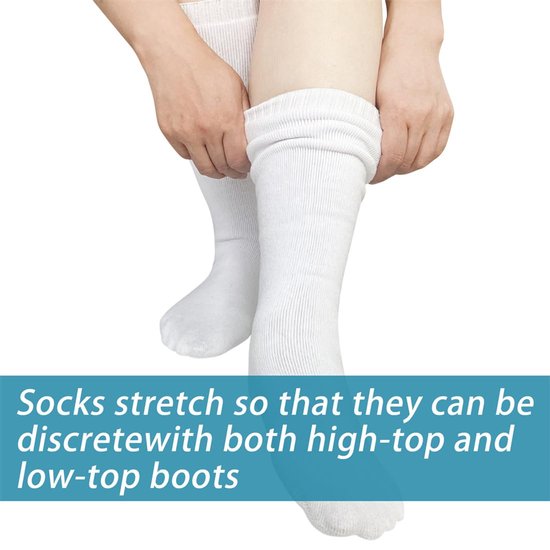 Handen trekken witte kniekousen op. Tekst: Socks stretch so that they can be discretewith both high-top and low-top boots.