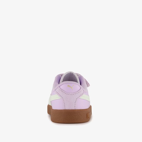 Achterkant van een lila sneaker met crème-kleurige strepen en een bruine zool. Puma logo op de hiel.