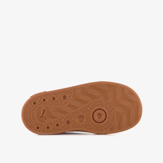 Onderkant van een lila sneaker met bruine zool en een Puma logo.