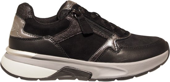 Zijaanzicht van een zwarte Gabor sneaker met veters, ritsen en zilveren metallic details.