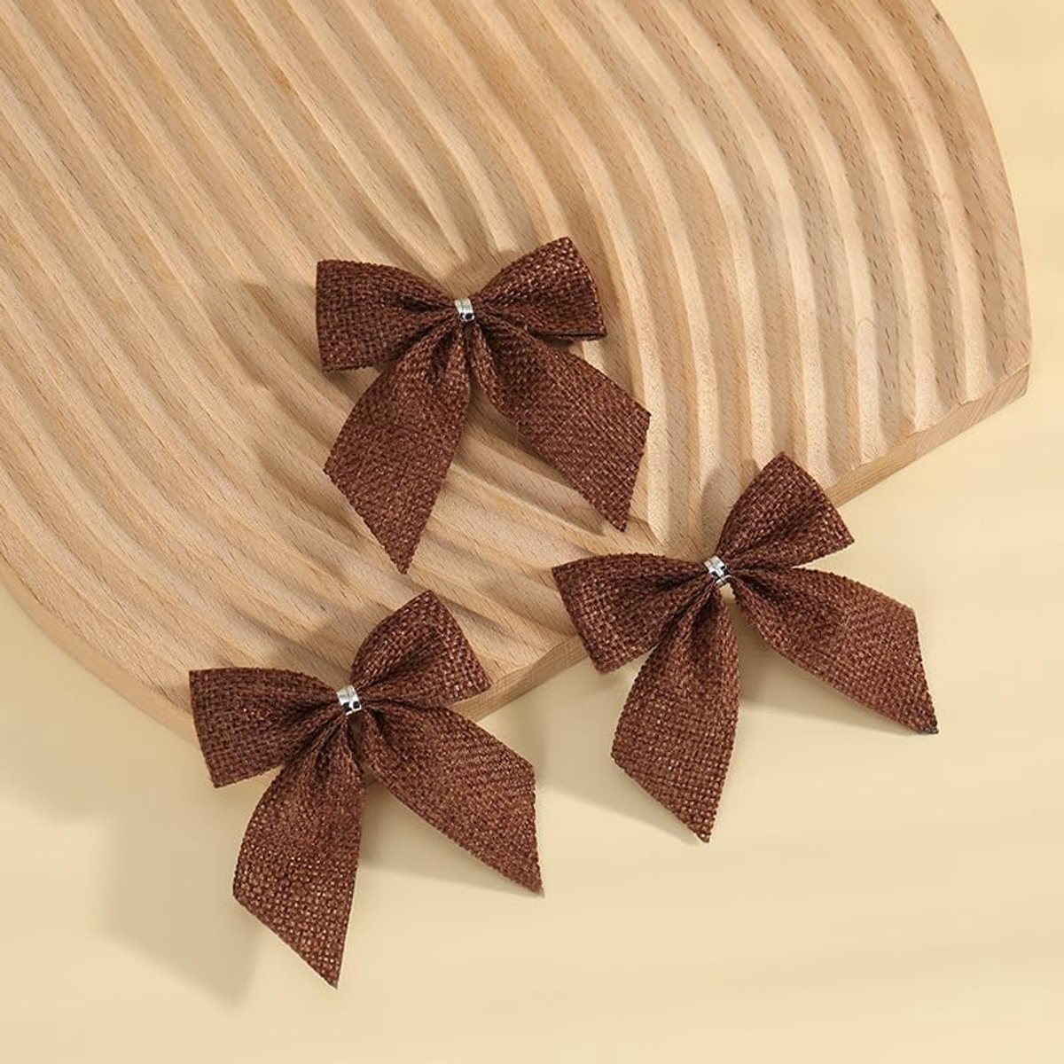 Strikken, kleine kerstboomstrikken, decoratieve kerstboomversiering, strikken voor kerstboom, kerstkrans, geschenkdecoratie, bruin