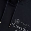 Detailopname van merklogo 'Superdry & Co' op donkerblauwe hoodie.