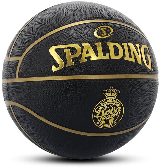 Zwarte Spalding basketbal met gouden lijnen en het A.S. Monaco Roca Team logo, geïsoleerd op wit.