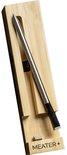 Meater+ thermometer in een houten houder op een witte achtergrond.